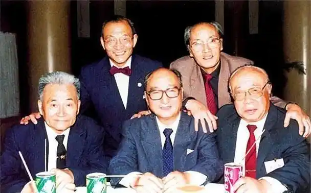 为了感谢李波,叶惠贤和陈述在中午请他吃了顿饭.