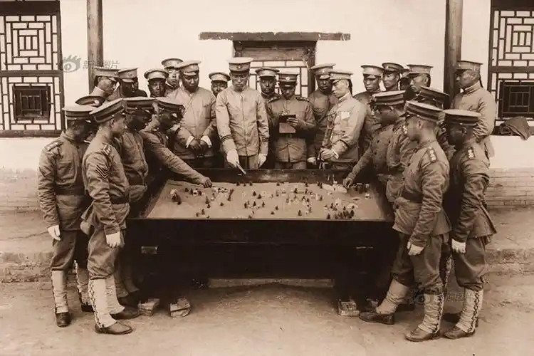 新军的军服也非常国际化和现代化.图为1910年,目兵沙盘演习.