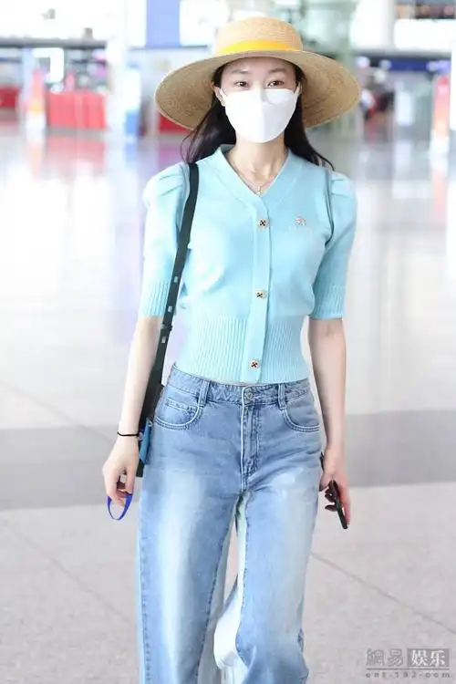 宋轶戴草帽现身机场 清新甜美似女大学生