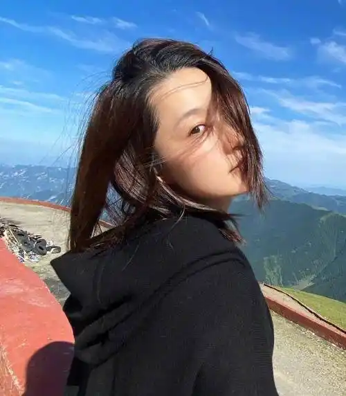 原创李沁大胆晒素颜照阳光下的皮肤一览无余29岁状态好真实