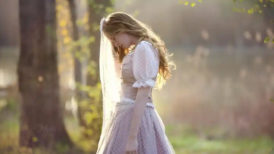金发女孩漂亮森林风景美女壁纸