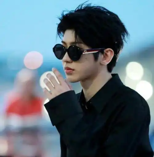 黑长衫黑墨镜从韩国回来后的蔡徐坤越来越有大牌明星的范了