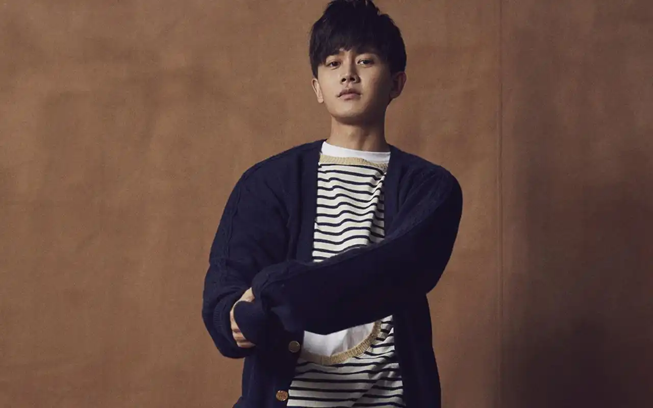 任嘉伦复古绅士范时尚大片桌面壁纸