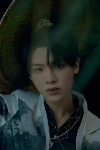 鲜衣怒马少年时 延迟到来的古风黄明昊九宫格送上