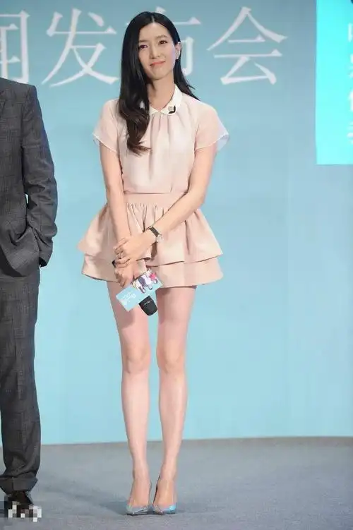 江疏影也就腿长得美露腰上衣赘肉尴尬了