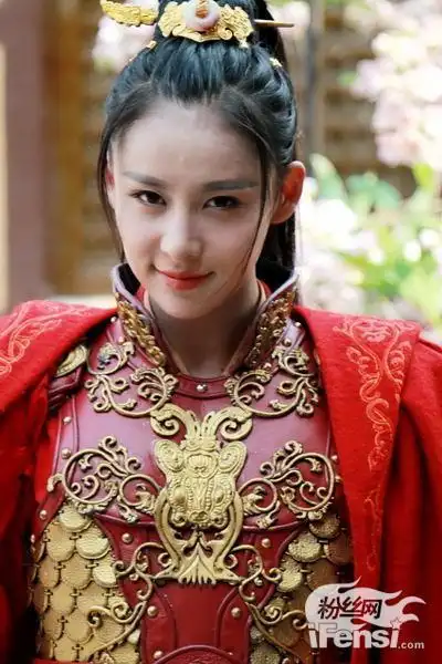 而她本人现正在横店热拍新作《武神赵子龙》,饰演一位霸气