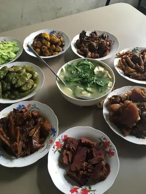 父母张罗的一桌饭菜,图片我一直不舍得删掉.