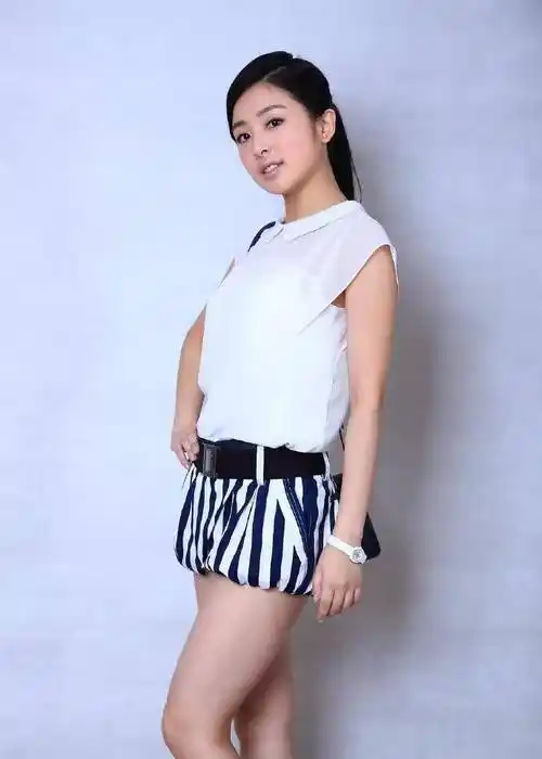 张含韵有底气放出不p的定妆照,这"腿型"太真实了_造型_女性_效果