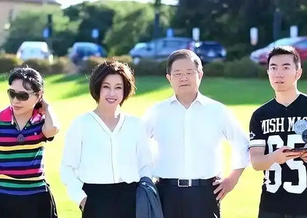 为给81岁老公做饭刘晓庆打扮得花枝招展爱情的滋润不分年龄