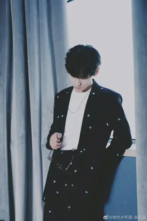张真源新鲜黑色西装写真帅哥要剪头发啦春天就是要清清爽爽