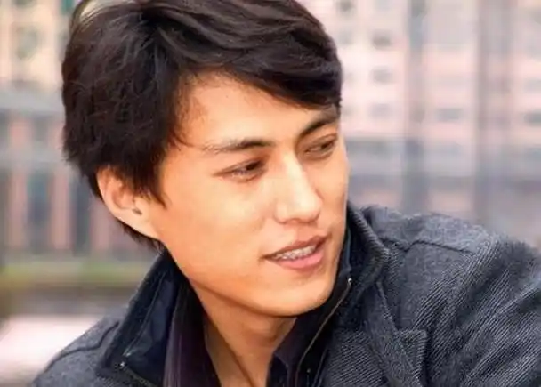 回顾靳东:与离过婚的江珊同居5年,咋又转身娶了二婚的李佳