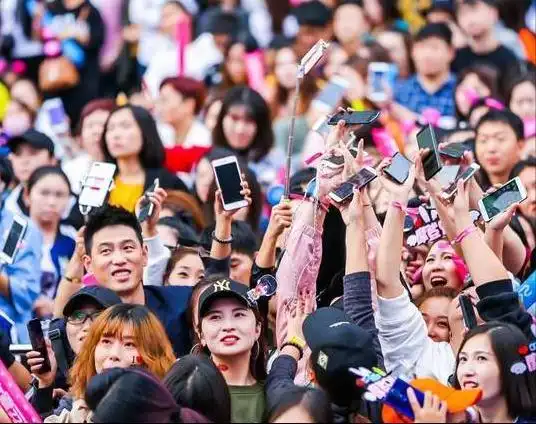 明星杂志印刷数由粉丝决定?大粉命令其他粉丝为爱出钱!