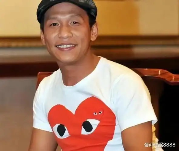 宋小宝,一位来自东北的喜剧演员,以其独特的表演风格和幽默感深受观众