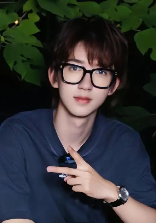 贺峻霖比耶侧颜自拍