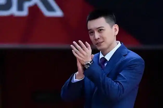 这次真的上位了杨鸣情人身份曝光45岁离异带娃比杨鸣大7岁