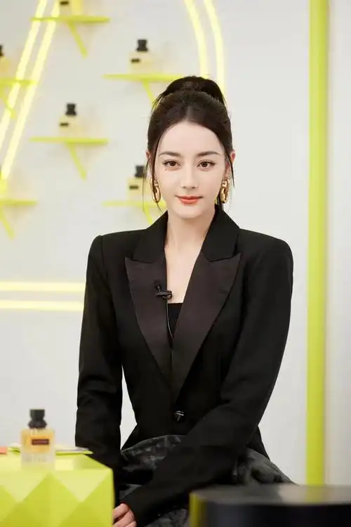 迪丽热巴活动新造型,黑色西装搭高马尾,气场全开御姐范十足!