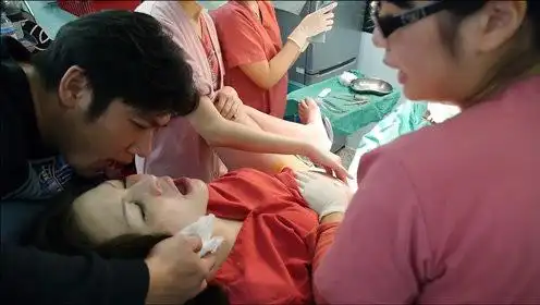 生孩子到底是种什么样的体验?孕妈直播分娩过程,太痛苦了