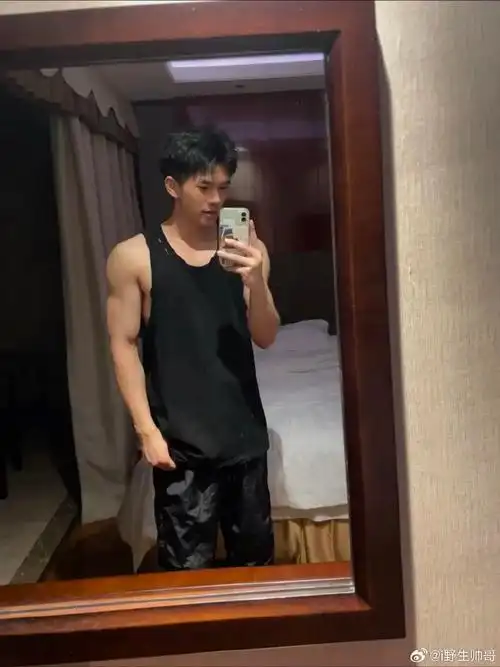 江西21岁的男大学生,超爱穿灰裤子!