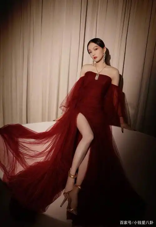 张韶涵穿宫廷风朱砂长裙妩媚迷人 秀香肩嫩腿超美