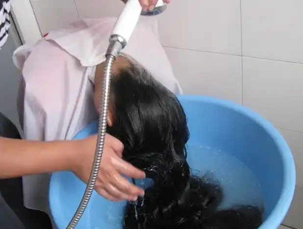 洗头发时,洗发水里加1粒"小药片",头发清爽不油腻,太实用了