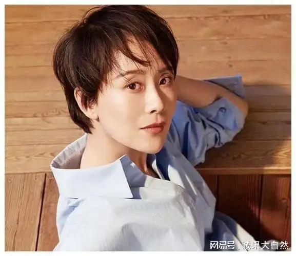 海清回安徽老家祭祖素颜和亲友团聚显老瘦脱相大合照引热议