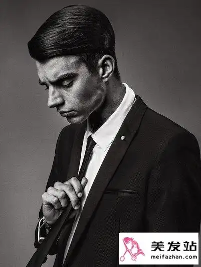成熟魅力男士短发三商务男士,特别是需要每日穿西装的男人,选择发型