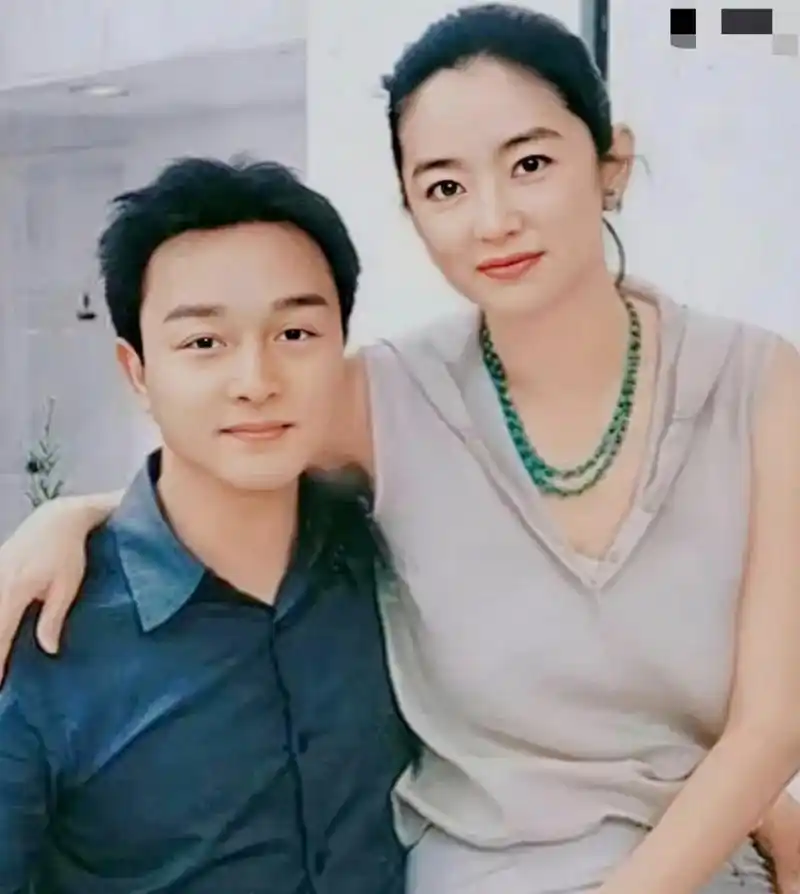 林青霞与张国荣合影,好亲密!