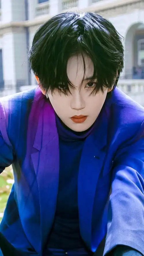 陆柯燃看秀berluti2021冬装秀活动产出