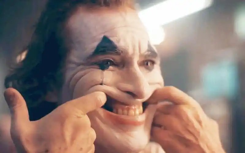 【dc中字】戴上快乐的笑脸|杰昆·菲尼克斯主演新片《小丑》首支官方