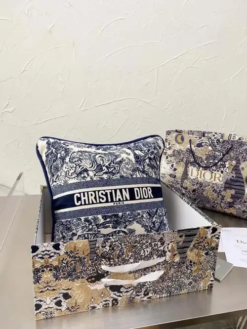 dior迪奥刺绣抱枕办公室精致抱枕