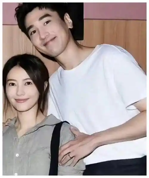 赵又廷父爱满满,带女儿骑车过马路,高圆圆美艳亮眼._家庭_婚姻_一家