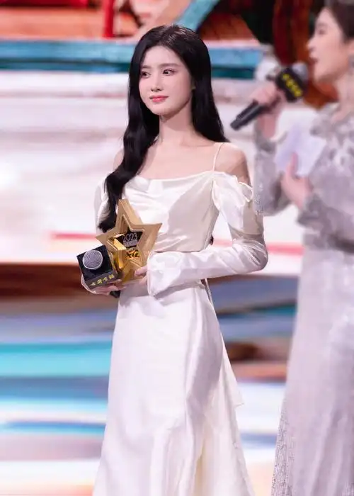 陈意涵estelle超话演员@陈意涵estelle荣获「年度优秀演员」奖项 78