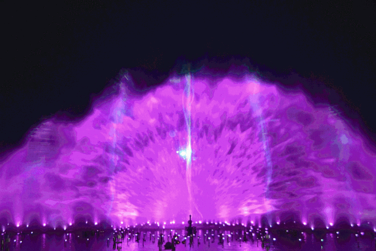 多种形状的水柱,水雾,水球,喷火 醉美水景与梦幻的灯光相遇 在动人的