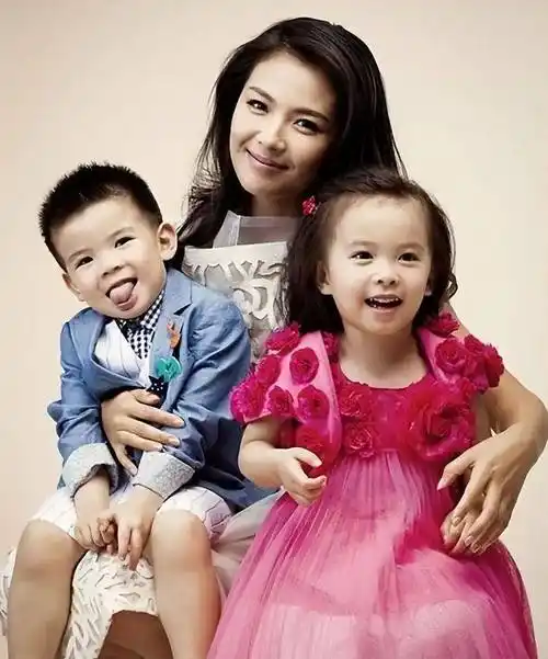 刘涛首晒全家福,14岁女儿太像爸,8岁儿子和妈共用一张脸_造型_穿着