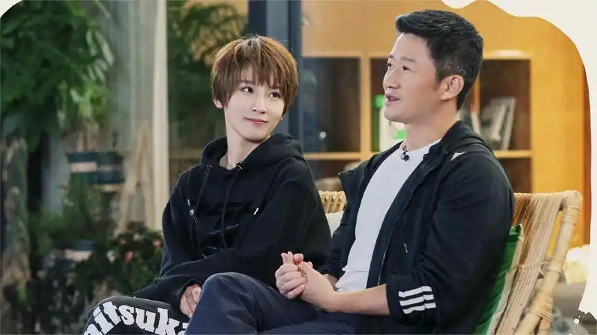 吴京站安全出口4小时陪谢楠跨年,网友幽默调侃:中国第一望妻石