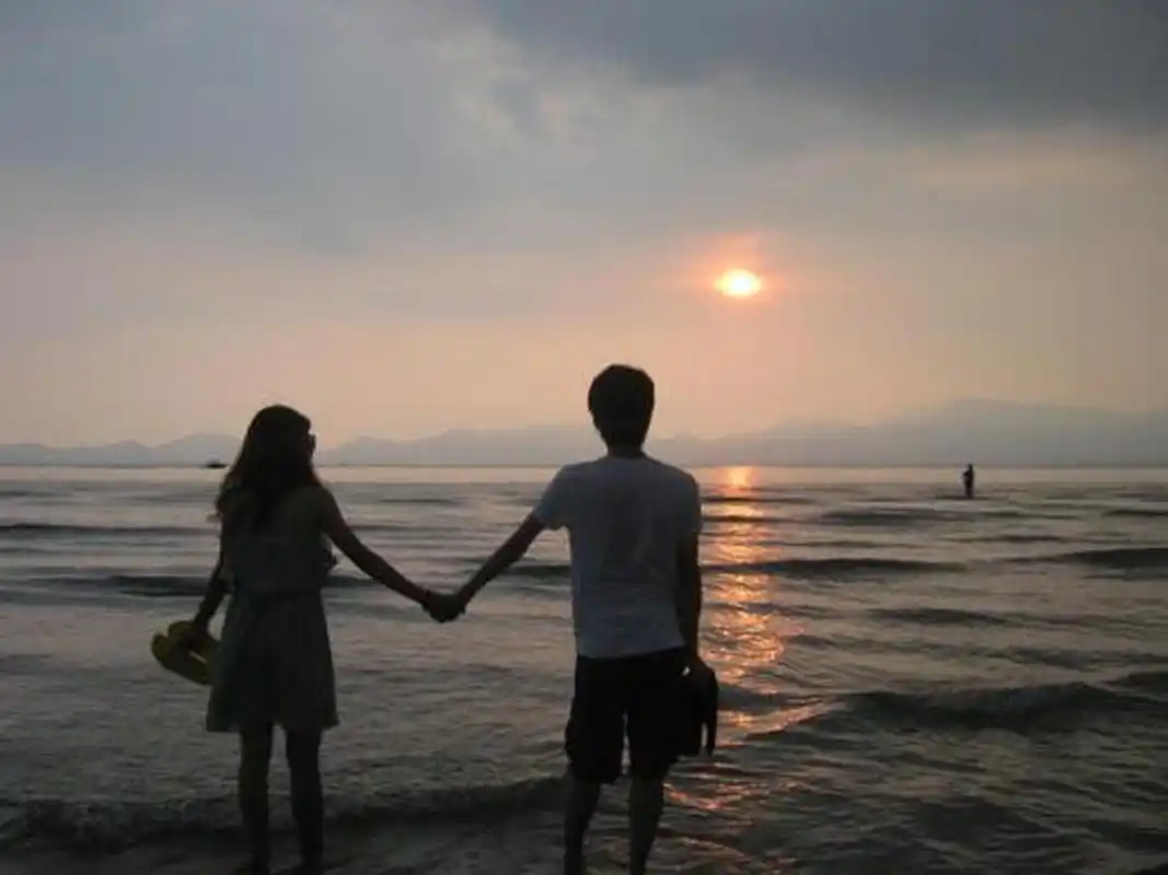 爱人陪伴我们,别对他们发脾气 我们今生能成为家人 只有这一次机会