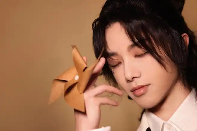 少见的能把长发 泪痣hold的这么优雅又精致的boy!#华晨宇泪痣妆