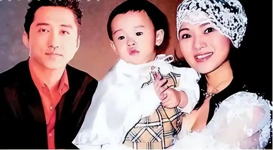 秦昊老婆跑韩国打水光针56岁伊能静满脸针眼感慨真的很痛