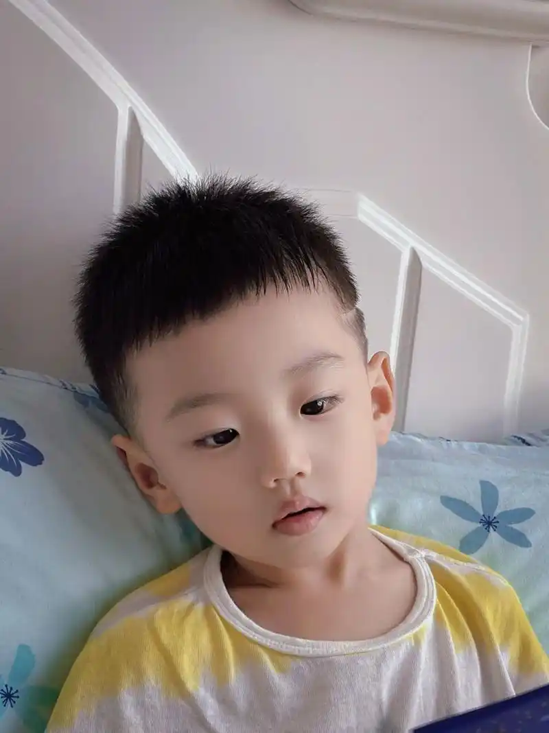 夏季男童短发 | 明星同款寸头98 小朋友头发长得好快 又去修剪头发