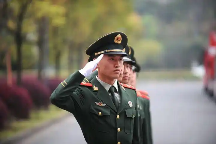 支队特勤消防大队内,一声令响后,帅气的90后消防队员们齐刷刷迎面走来