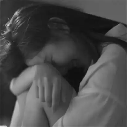 qq头像黑白伤感女生哭泣