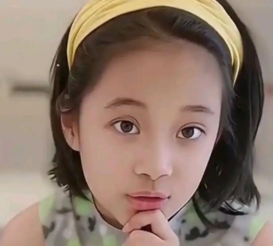 梅婷晒出了女儿的最新照片,母女俩的外貌简直是一模一样,就像复制粘贴