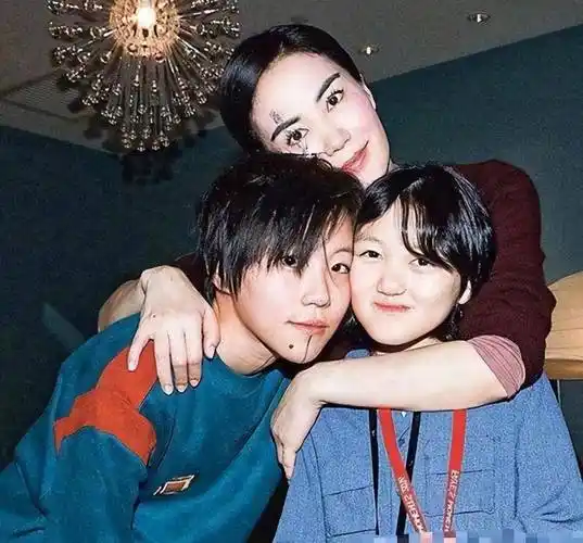 王菲女儿窦靖童纹身寸头,网友:叛逆是遗传的_窦唯_音乐_孩子