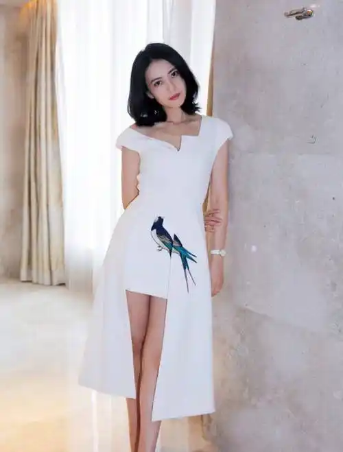 高圆圆产后3个月现身穿樱桃衬衣配牛仔裤对镜甜笑状态似少女