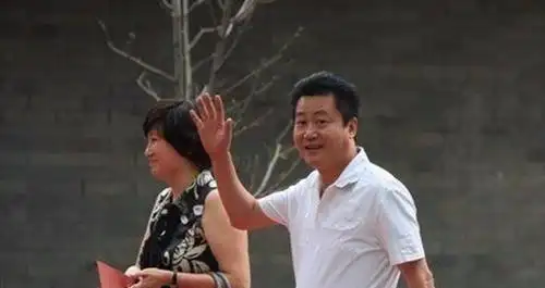 她成名后嫁给了穷小子, 多年后穷小子成了演艺圈的大咖