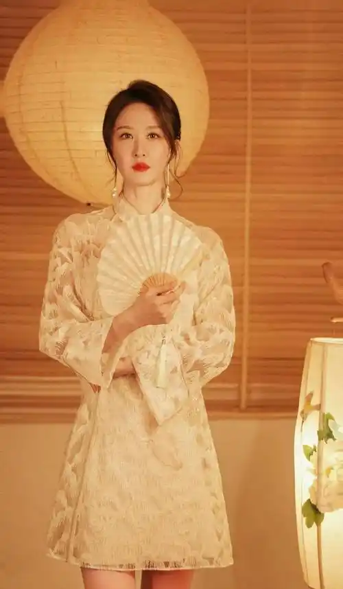 张雯经典美照_笑容_连衣裙_感觉