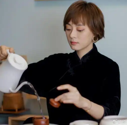 孙俪旗袍造型公开!名媛气场全然秀出,淡妆出镜却美得逆天