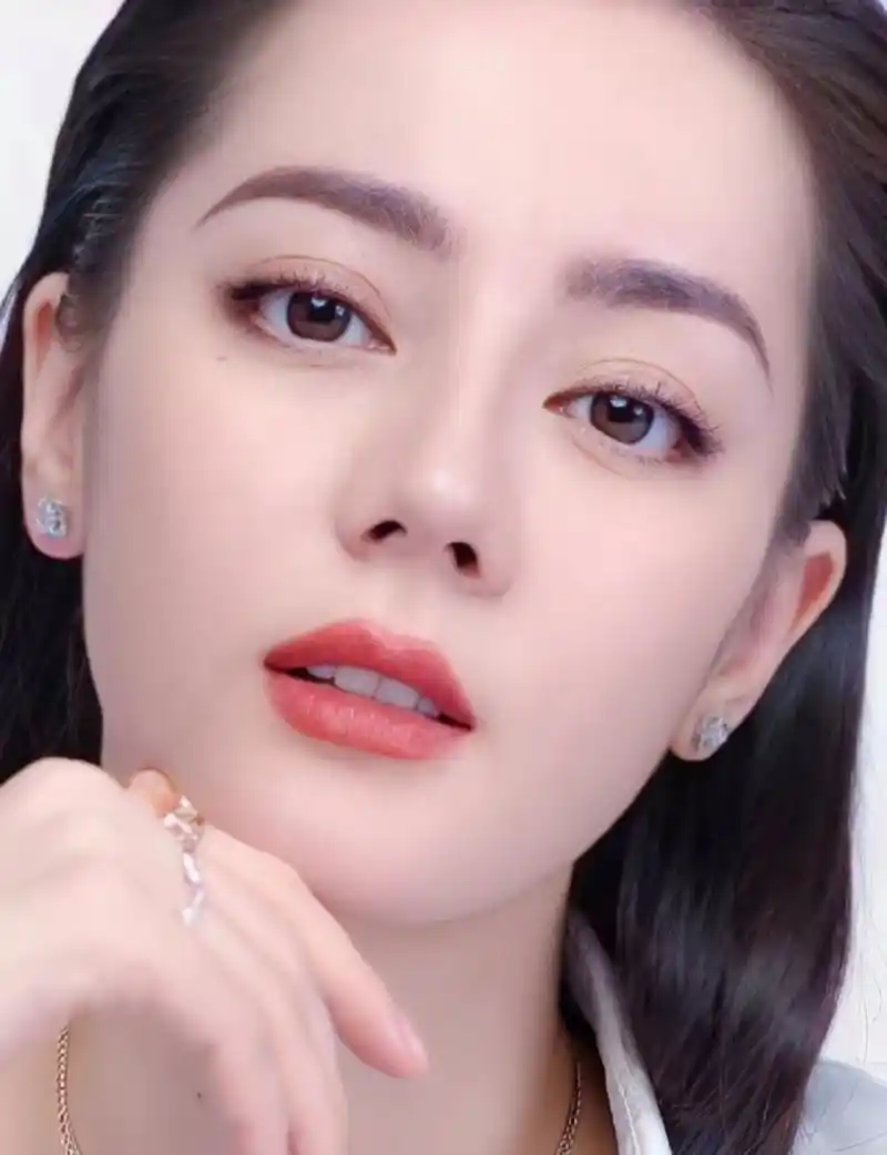 迪丽热巴这种异域风情的美人确实不错,眼眸深邃,五官立体,让人看了一