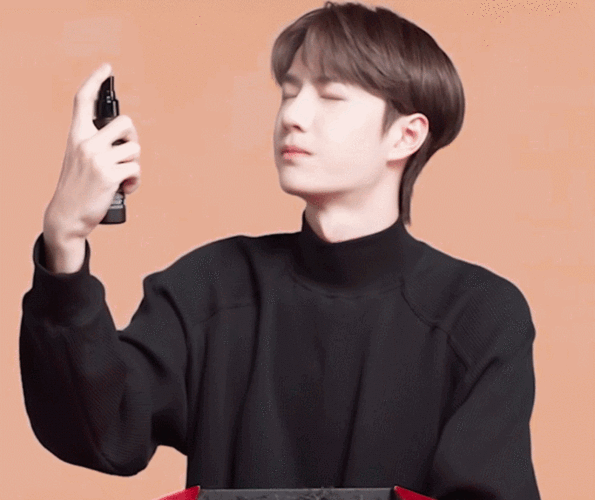 王一博进阶喷喷雾,两千块待遇太好表情变化大,tag过分粉丝怒了