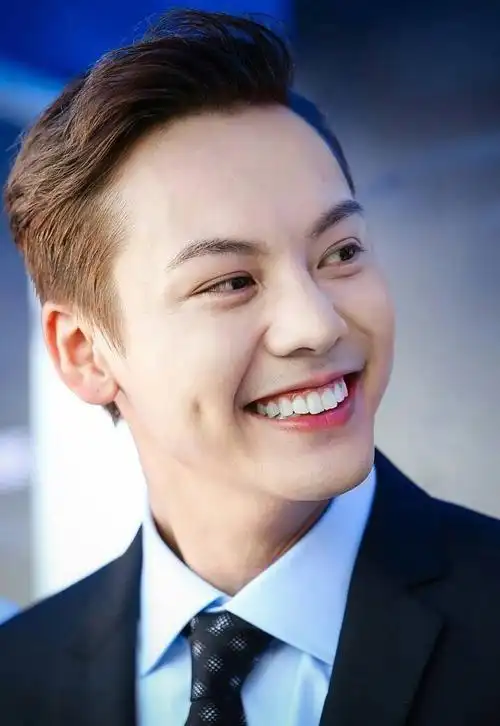 牙齿精的大笑表情包陈伟霆的牙多好才敢这样笑